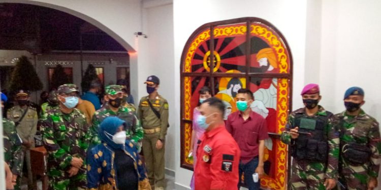 Rahma beserta pimpinan Porkopimda untuk memastikan pengamanan perayaan natal sekaligus penerapan protokol kesehatan yang dilaksanakan Gereja dan para jemaat.