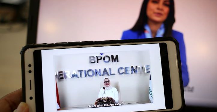 uru Bicara Pemerintah COVID-19, dr. Reisa Broto Asmoro bersama Kepala Badan POM, Penny Lukito memberikan keterangan pers mengenai tahapan perizinan dan regulasi Vaksin COVID-19, di Jakarta, Kamis, 17 Desember 2020. Badan Pengawas Obat dan Makanan (Badan POM) tengah menunggu hasil uji klinik yang dilakukan untuk selanjutnya memastikan Keamanan dan Kemanjuran sebelum diedarkan. DOK. KPCPEN