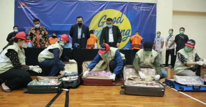 Petugas KPK menunjukkan barang bukti uang senilai sekitar Rp14,5 miliar dalam berbagai pecahan mata uang yaitu sekitar Rp11, 9 miliar, sekitar 171,085 dolar AS (setara Rp2,420 miliar) dan sekitar 23.000 dolar Singapura (setara Rp243 juta) dari OTT yang menjerat Mensos Juliari Batubara (Humas KPK/Antara)