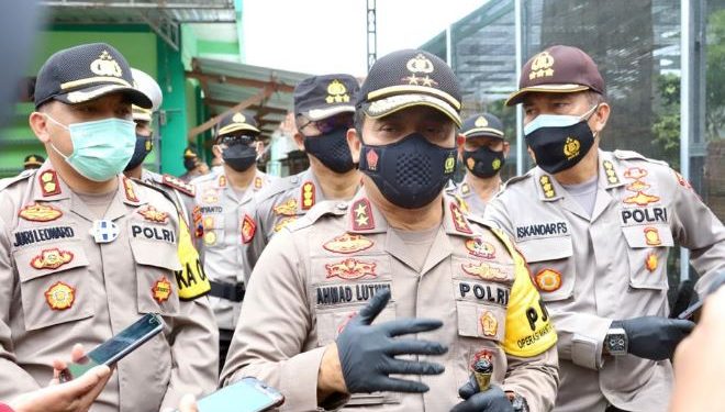 Kapolda Jateng Irjen Pol Ahmad Luthfi ditemani oleh Kabidhumas Polda Jateng Kombes Pol Iskandar Fitriana Sutisna.
