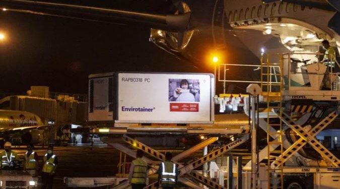 Petugas menurunkan kontainer berisi vaksin COVID-19 saat tiba di Bandara Soekarno-Hatta, tangerang, Banten, Minggu (6/12/2020). Sebanyak 1,2 juta dosis vaksin COVID-19 buatan perusahaan farmasi Sinovac, China, tiba di tanah air untuk selanjutnya akan diproses lebih lanjut ke Bio Farma selaku BUMN produsen vaksin. ANTARA FOTO/Dhemas Reviyanto/pras/pri.