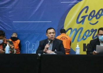Dari kiri-kanan. Deputi Penindakan KPK Karyoto, Ketua KPK Firli Bahuri, dan Plt Juru Bicara KPK Ali Fikri saat jumpa pers di Gedung KPK, Jakarta, Minggu dini hari terkait penetapan lima tersangka korupsi berupa penerimaan sesuatu oleh Penyelenggara Negara atau yang mewakilinya di Kementerian Sosial RI terkait bantuan sosial (Bansos) untuk wilayah Jabodetabek 2020. (Humas KPK)