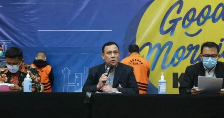 Dari kiri-kanan. Deputi Penindakan KPK Karyoto, Ketua KPK Firli Bahuri, dan Plt Juru Bicara KPK Ali Fikri saat jumpa pers di Gedung KPK, Jakarta, Minggu dini hari terkait penetapan lima tersangka korupsi berupa penerimaan sesuatu oleh Penyelenggara Negara atau yang mewakilinya di Kementerian Sosial RI terkait bantuan sosial (Bansos) untuk wilayah Jabodetabek 2020. (Humas KPK)