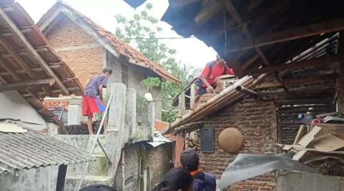 Kerusakan akibat dampak gempa magnitudo 4,2 yang mengguncang Brebes, Kuningan dan Cirebon pada Jumat (11/12/2020). ANTARA/HO.BPBD Kuningan.