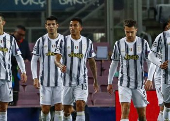Penyerang Juventus, Cristiano Ronaldo (kiri), merayakan golnya ke gawang Barcelona dalam matchday terakhir fase grup Liga Champions, Rabu (9/12/2020) dinihari. © AP Photo
