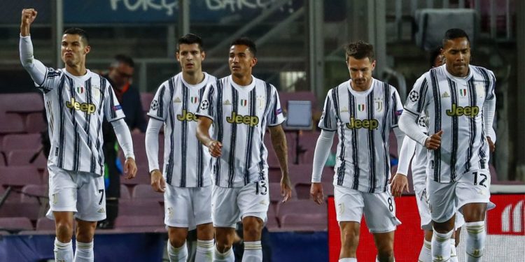 Penyerang Juventus, Cristiano Ronaldo (kiri), merayakan golnya ke gawang Barcelona dalam matchday terakhir fase grup Liga Champions, Rabu (9/12/2020) dinihari. © AP Photo