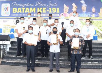 Wakil Wali Kota Batam, Amsakar Achmad memimpin pertemuan dengan kepala sekolah dan guru hinterland di panggung utama Dataran Engku Putri, Batamcenter, Rabu (23/12/2020).