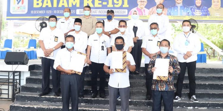Wakil Wali Kota Batam, Amsakar Achmad memimpin pertemuan dengan kepala sekolah dan guru hinterland di panggung utama Dataran Engku Putri, Batamcenter, Rabu (23/12/2020).
