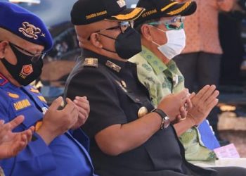 Penjabat sementara (Pjs) Wali Kota Batam, Syamsul Bahrum (tengah)