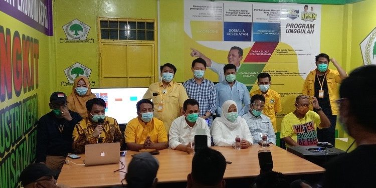 Paslon Ansar-Marlin saat menggelar konferensi pers di DPD I Partai Golkar Kepri, di Kota Batam. (Foto: Medcom.id/Anwar Sadat)