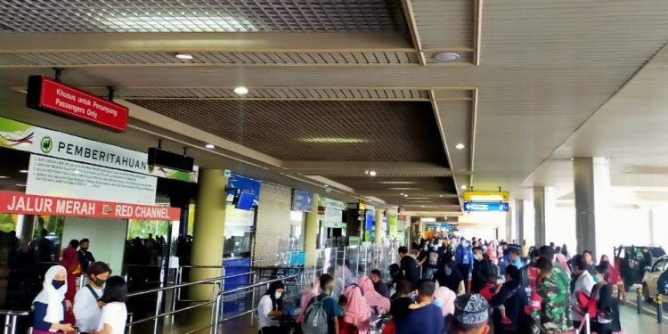 Suasana keberangkatan penumapang di bandara Hang Nadim Batam (15/12/2020). (Foto: Metrobatam)