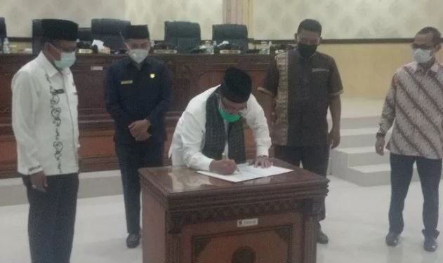 Bupati Agam, Indra Catri sedang menandatangani nota kesepakatan Perda tentang Pembentukan Nagari, Jumat (18/12). (antarasumbar/Yusrizal.)
