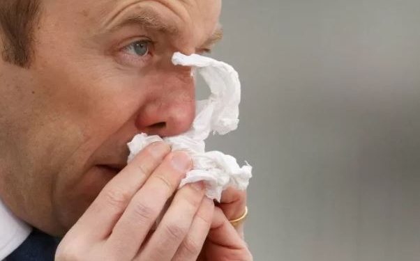 Menteri Kesehatan Matt Hancock membersihkan hidungnya pada pembukaan Rumah Sakit NHS Nightingale, di tengah pandemi virus corona (COVID-19) yang masih berlanjut, di London, Inggris, Jumat (3/4/2020). ANTARA FOTO/REUTERS/John Sibley/AWW/djo
