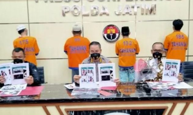 Polisi menunjukkan barang bukti ancaman yang dilakukan anggota Front Pembela IB HRS saat merilis kasus tersebut di Mapolda Jatim di Surabaya, Minggu (13/12/2020). (ANTARA Jatim/HO-Polda Jatim/WI)