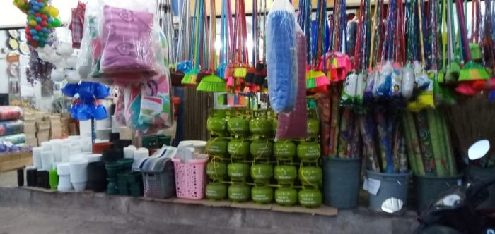 Tabung gas kosong elpiji 3 Kg diedarkan di toko Aneka Warna