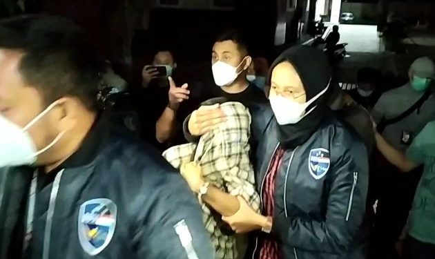 Polisi mengamankan artis berinisial TA yang diduga terlibat kasus prostitusi di Polda Jawa Barat, Kota Bandung, Kamis (17/12/2020). (ANTARA/Bagus Ahmad Rizaldi)