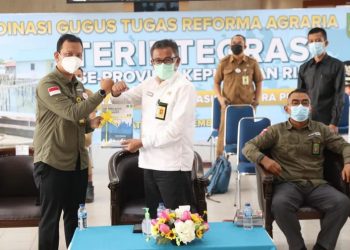 Sekretaris Daerah (Sekda) Batam, Jefridin Hamid, menghadiri Rakor secara virtual dari Kantor Wali Kota Batam