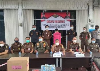 Kejari Bintan, Kepri, menggelar konferensi pers penetapan dua tersangka dugaan tindak pidana korupsi di BUMD PT. BIS, Kamsi (10/12). (ANTARA/HO)