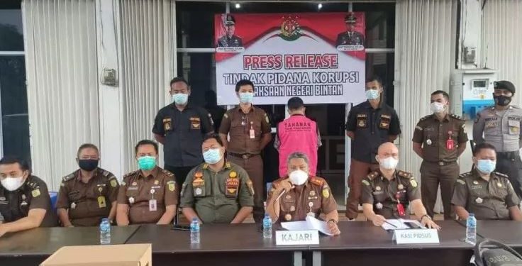 Kejari Bintan, Kepri, menggelar konferensi pers penetapan dua tersangka dugaan tindak pidana korupsi di BUMD PT. BIS, Kamsi (10/12). (ANTARA/HO)