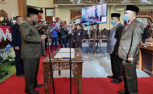 Ketua Dewan Perwakilan Rakyat Daerah (DPRD) Kabupaten Lampung timur (Lamtim), Ali Johan Arif yang didamping wakil ketua DPRD Ariyan Putra Marga melantik dua anggota dewan pergantian antar waktu (PAW) DPRD setempat, Jum’at (27/11/2020).