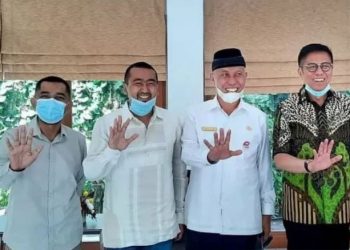 Dari kanan ke kiri Calon Gubernur Sumbar Mulyadi. Calon Gubernur Sumbar Mahyeldi, Calon Wakil Gubernur Sumbar Audy Joinaldy, Jubir Mahyeldi-Audy, Miko Kamal saat bersilaturahmi di Padang, Jumat. (antarasumbar/Istimewa)