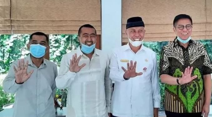 Dari kanan ke kiri Calon Gubernur Sumbar Mulyadi. Calon Gubernur Sumbar Mahyeldi, Calon Wakil Gubernur Sumbar Audy Joinaldy, Jubir Mahyeldi-Audy, Miko Kamal saat bersilaturahmi di Padang, Jumat. (antarasumbar/Istimewa)