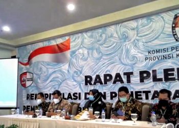 Rapat pleno rekapitulasi dan penetapan hasil penghitungan suara Pilkada Kepri lanjutan digelar KPU, Minggu (20/12/2020). KPU Kepri menyatakan Pasangan Calon (Paslon) Nomor Urut 3 Calon Wakil Gubernur dan Wakil Gubernur Provinsi Kepri Ansar Ahmad -Marlin Agustina unggul 39,97 persen. (foto: Diskominfokepri)