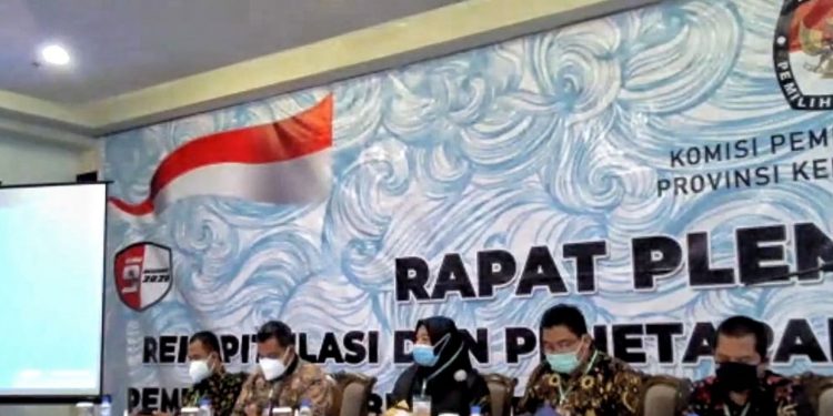 Rapat pleno rekapitulasi dan penetapan hasil penghitungan suara Pilkada Kepri lanjutan digelar KPU, Minggu (20/12/2020). KPU Kepri menyatakan Pasangan Calon (Paslon) Nomor Urut 3 Calon Wakil Gubernur dan Wakil Gubernur Provinsi Kepri Ansar Ahmad -Marlin Agustina unggul 39,97 persen. (foto: Diskominfokepri)