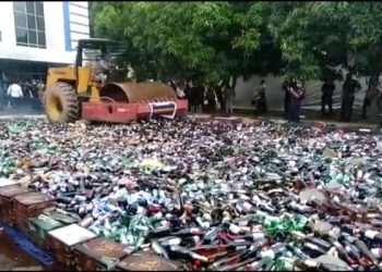 Kantor pelayanan Bea Cukai (BC) Tipe B Batam musnahkan Barang Milik Negara (BMN) hasil penindakan 2017 sampai 2020 senilai Rp12,6 miliar, di depan kantor BC Batam, Senin (21/12/2020).