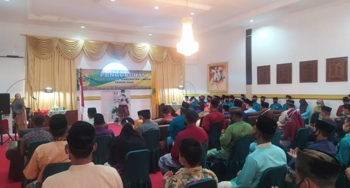 Penjabat sementara (Pjs) Bupati Lingga, Juramadi Esram mengukuhkan 24 anggota Forum Badan Permusyawaratan Desa (F-BPD) Se-Kabupaten Lingga Periode 2020-2022.