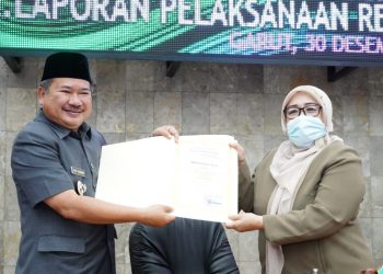 Bupati Garut, Rudy Gunawan mengikuti kegiatan Rapat Paripurna DPRD.