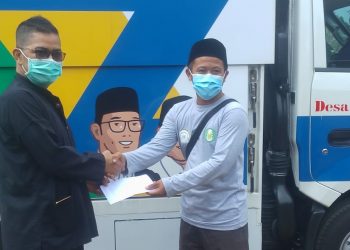 Yusep solehuudin selaku kades mangunreja pemberian uang pembinaan.