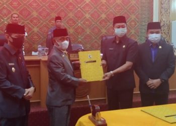Wakil Ketua I DPRD Pelalawan Syafrizal SE didampingi Wakil Ketua II DPRD Pelalawan H Anton Sugianto.
