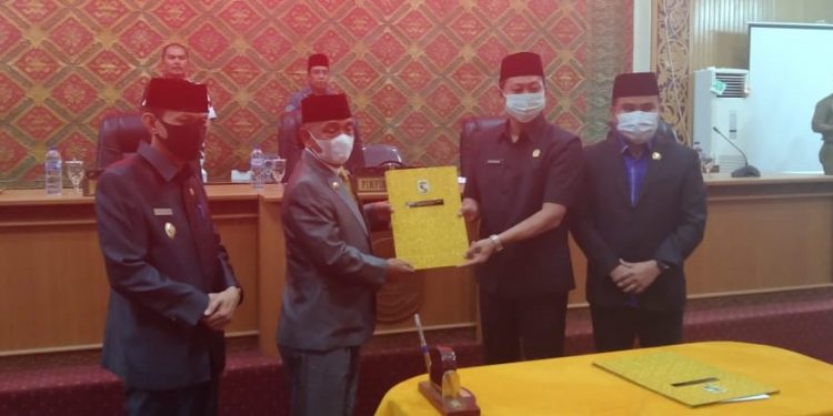 Wakil Ketua I DPRD Pelalawan Syafrizal SE didampingi Wakil Ketua II DPRD Pelalawan H Anton Sugianto.