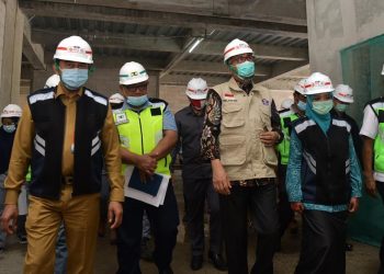 Gubernur Aceh, Nova Iriansyah, bersama istri, Dyah Erti Idawati, meninjau perkembangan pembangunan Gedung Oncology.