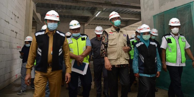 Gubernur Aceh, Nova Iriansyah, bersama istri, Dyah Erti Idawati, meninjau perkembangan pembangunan Gedung Oncology.