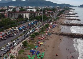 lokasi objek wisata andalan Padang yaitu Pantai Air Manis dan Pantai Padang.