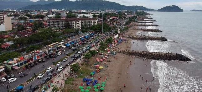 lokasi objek wisata andalan Padang yaitu Pantai Air Manis dan Pantai Padang.
