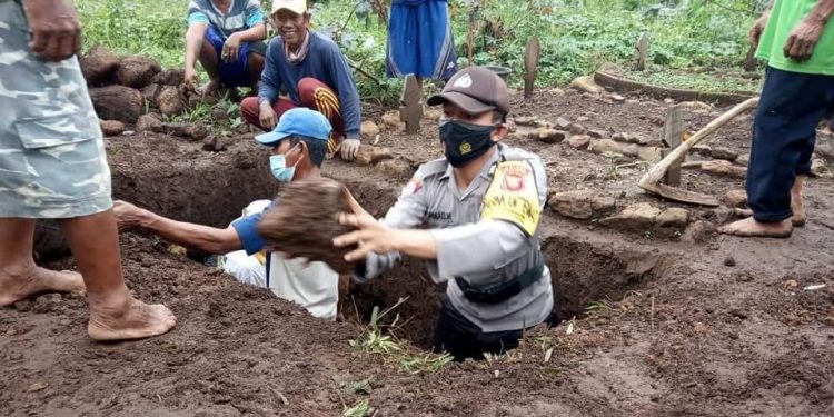 Anggota Bhabinkamtibmas Bripka Ujang Ahmad Muzani.