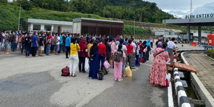 Sebanyak 231 orang WNI/PMI-B dari Depo tahanan Semuja, Sarawak melalui PLBN Entikong Kalimantan Barat.