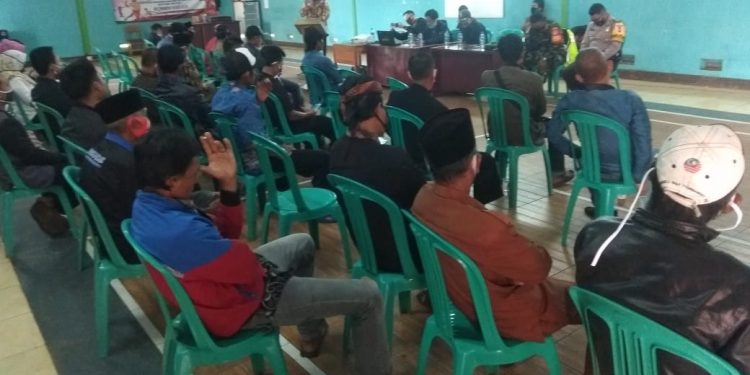Ketua BPD, Ahmad pauji, Babinsa, serma Tarto Sutarto, Bhabinkamtibmas, Bripka Nugraha Sulaeman.