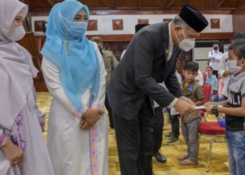 Gubernur Aceh, Nova Iriansyah, menyantuni anak yatim pada peringatan 16 tahun gempa dan tsunami.