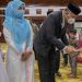 Gubernur Aceh, Nova Iriansyah, menyantuni anak yatim pada peringatan 16 tahun gempa dan tsunami.