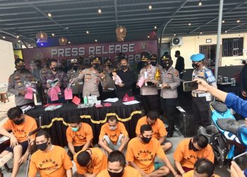 Kapolres OKU Timur AKBP Dalizon SH. MH di dampingi oleh Kasat Reskrim.