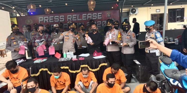 Kapolres OKU Timur AKBP Dalizon SH. MH di dampingi oleh Kasat Reskrim.