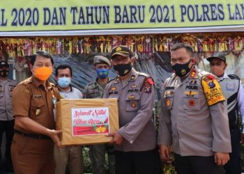 Kapolres Langkat AKBP Edi Suranta Sinulingga bersama Bupati Langkat Terbit Rencana PA diwakili Sekdakab Langkat dr.H.Indra Salahuddin.
