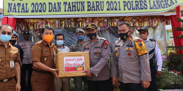 Kapolres Langkat AKBP Edi Suranta Sinulingga bersama Bupati Langkat Terbit Rencana PA diwakili Sekdakab Langkat dr.H.Indra Salahuddin.