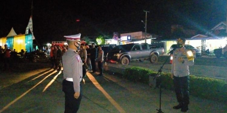 Kapolres Tulang Bawang Barat AKBP Hadi Saepul Rahman S.IK pimpin apel pelaksanaan Patroli malam Tahun Baru.