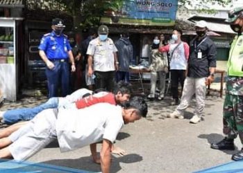 Operasi yustisi protokol kesehatan oleh Satpol PP dan Satgas Covid - 19.