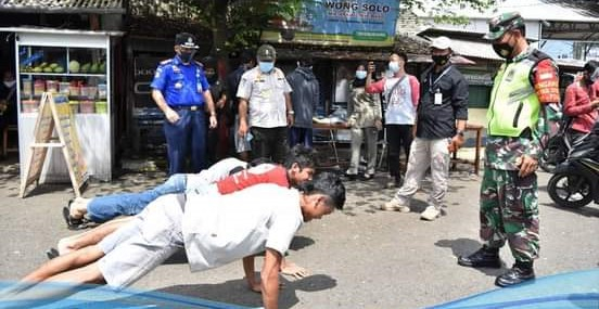 Operasi yustisi protokol kesehatan oleh Satpol PP dan Satgas Covid - 19.